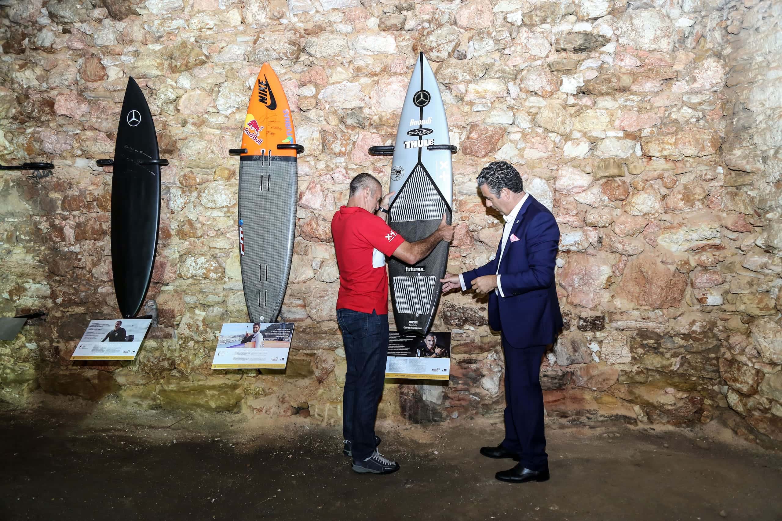 Uma das pranchas exclusivas da Mercedes-Benz feitas para Garrett está exposta na Surfer Wall